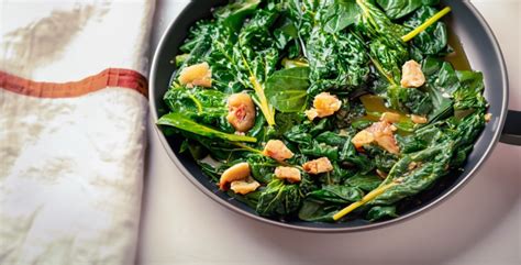 Plato de pencas de acelga salteadas con ajo y nueces, servido en un plato