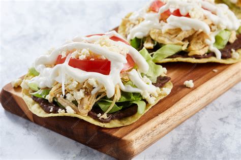 Fotografía de tostadas con pollo y salsa de queso