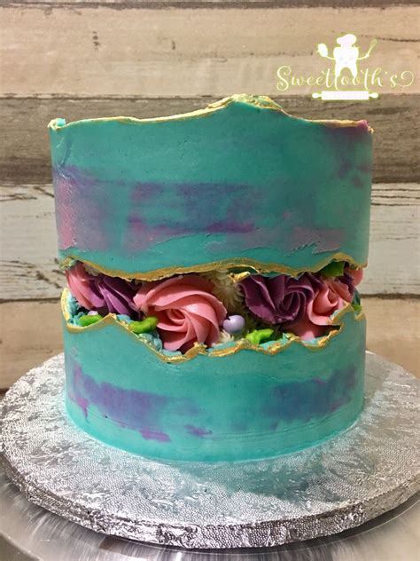 Fotografía comparativa de un Drip Cake y un Fault Line Cake mostrando la técnica de aplicación del ganache