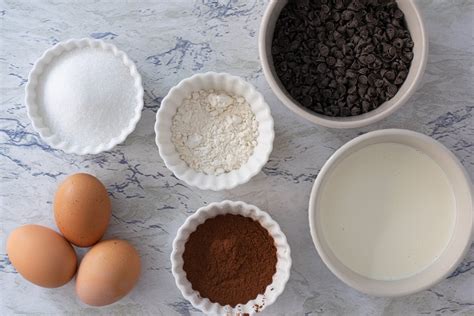 Esquema de ingredientes clave para el pastel German Chocolate, resaltando chocolate, coco, nueces, y lácteos