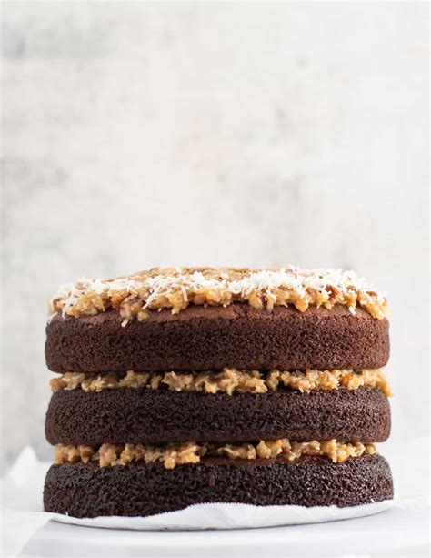 Foto del pastel German Chocolate ensamblado con capas de bizcocho y relleno de coco y nueces