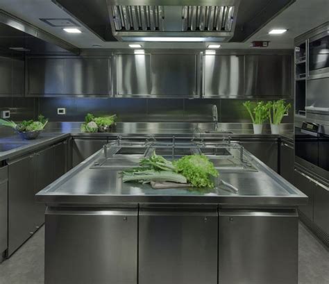 Foto cenital: Ingredientes dispuestos sobre una mesa de trabajo de cocina profesional