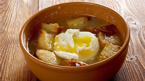Sopa castellana con huevo y pan