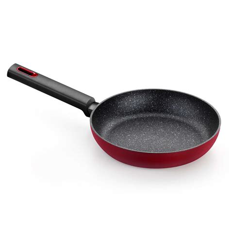 Imagen de ambiente de la sartén doble Prior en una cocina moderna mostrando su diseño ergonómico y color característico