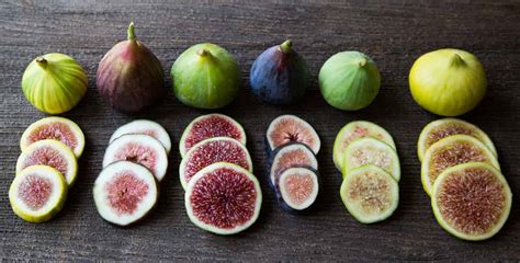 Variedades de uvas y frutos como higos y pasas, ingredientes clave para diferentes tipos de raki