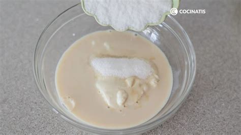 Imagen de la masa de bizcocho vertiéndose en un molde preparado.