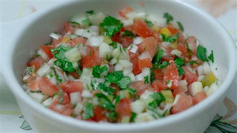 Ilustración de los ingredientes frescos para pebre chileno: tomates, cebolla morada, ají verde, cilantro, ajo, limón.