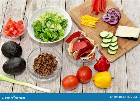 Primer plano de los ingredientes frescos picados, listos para ser mezclados.