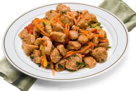 Imagen variada de los platos de carne de soya con verduras presentados.