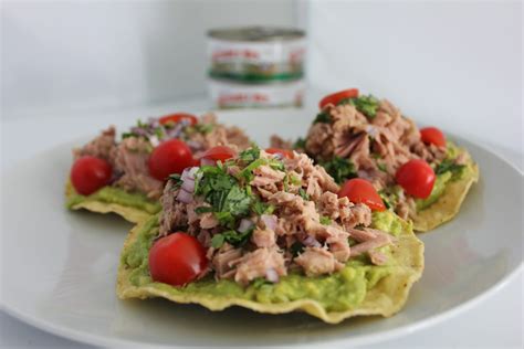 Tapaditos de atún sobre tostadas con diferentes toppings