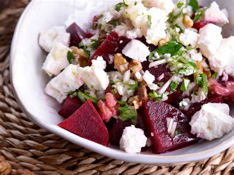 Ensalada de remolacha asada con queso feta y nueces