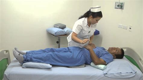 Fotografía: Paciente postrado recibiendo cuidado de heridas con apósito avanzado