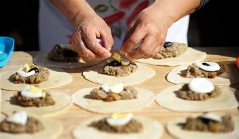 Fotografía de una familia chilena preparando empanadas juntas.
