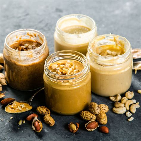 Muestra variada de diferentes mantequillas de frutos secos y semillas en envases