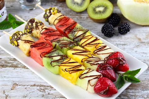 Brochetas de fruta variadas con salsa de chocolate
