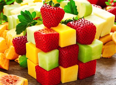 Frutas cortadas en cubos listas para ensartar