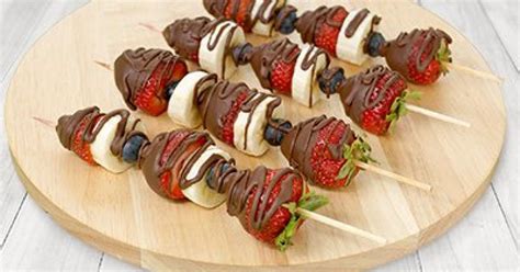 Brochetas de fruta listas para servir, bañadas en chocolate