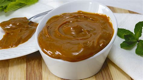 Primer plano de un dulce de leche espeso y cremoso en una olla