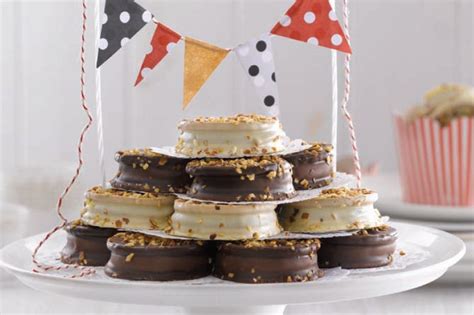 Torta de alfajores armada, con capas visibles y una cobertura cremosa