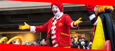 Diseño original de Ronald McDonald con nariz de vaso y bandeja en la cabeza