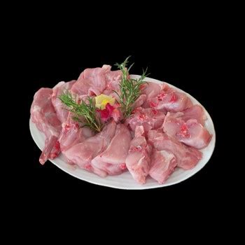 conejo silvestre troceado y limpio en tabla de cocina