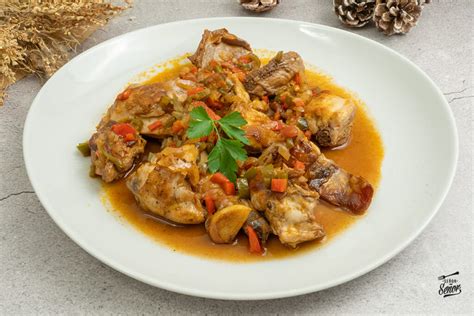 plato de conejo guisado con hierbas aromáticas