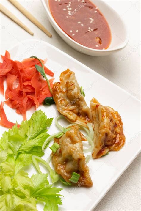 Dumplings hervidos en plato con salsa de soja