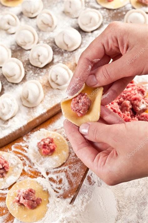 Manos formando dumplings con relleno