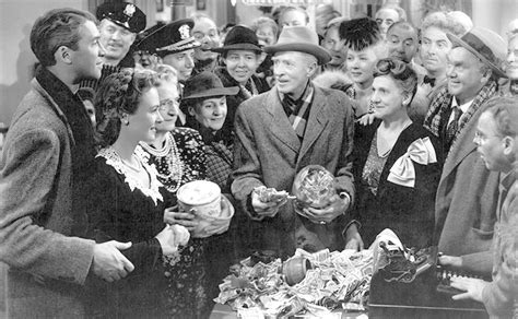 Fotografía histórica de un cine durante la Gran Depresión con gente comprando palomitas