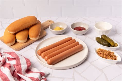 Ingredientes variados y coloridos para completar un hot dog