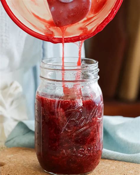 Esencia de frutilla en un frasco con fresas frescas al lado