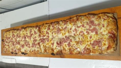 Esquema de una pizza por metro con diferentes secciones de ingredientes y texturas