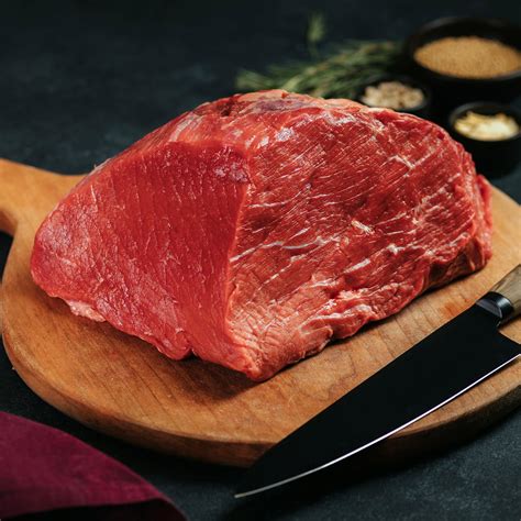 Foto de una posta negra bien cocinada y cortada en rodajas finas para sándwich.