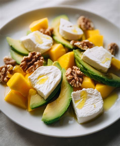 Infografía mostrando los ingredientes clave: panela, salsa negra, Coca-Cola y especias.