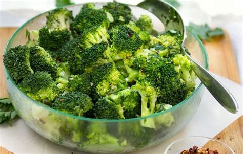 Brócoli picado en procesador de alimentos para simular arroz
