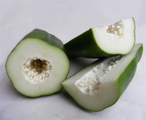 Esquema de cómo cortar la papaya verde en tiras o cubos