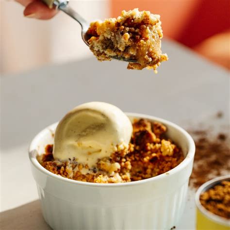 Crumble de piña y plátano recién horneado con una bola de helado de vainilla