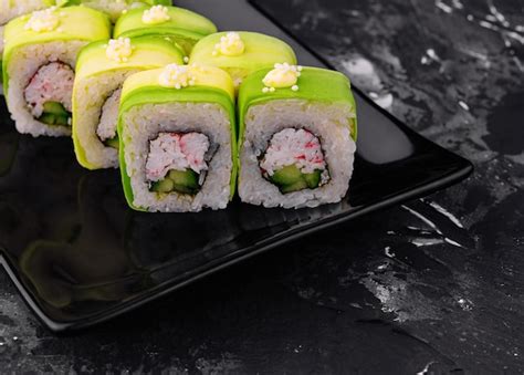 Sushi decorado con formas divertidas, influencia kawaii