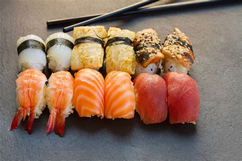 Variedad de sushi: Nigiri, Maki y Uramaki