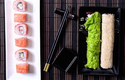 Plato de sushi variado con salsa de soja y wasabi