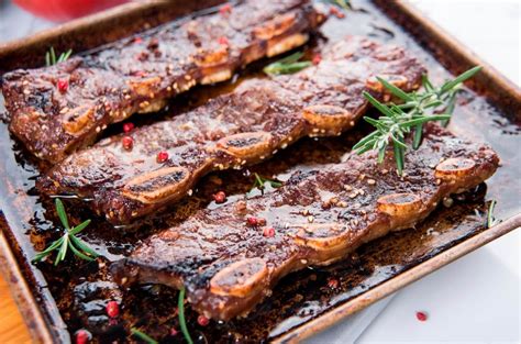 Esquema anatómico que muestra la ubicación del asado de tira en el costillar del vacuno respecto a la columna vertebral.