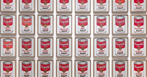 Fotografía de la serie original de 32 lienzos de las Latas de Sopa Campbell expuestos en fila.