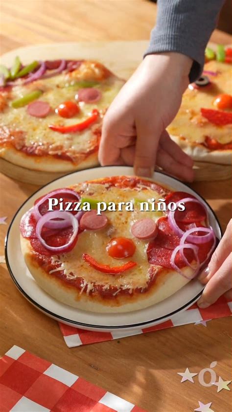 Niños disfrazados de chefs preparando pizza