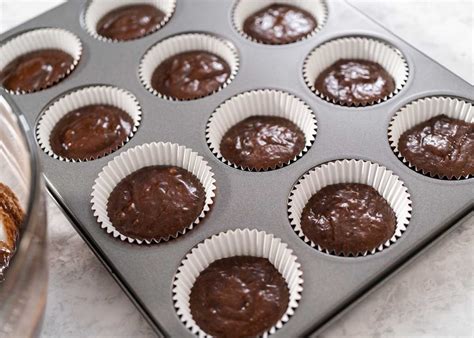 Masa de chocolate para cupcakes en moldes