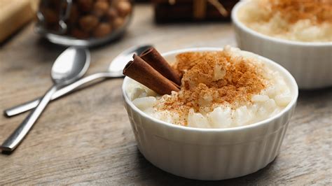 Plato de arroz con leche servido con canela en polvo por encima