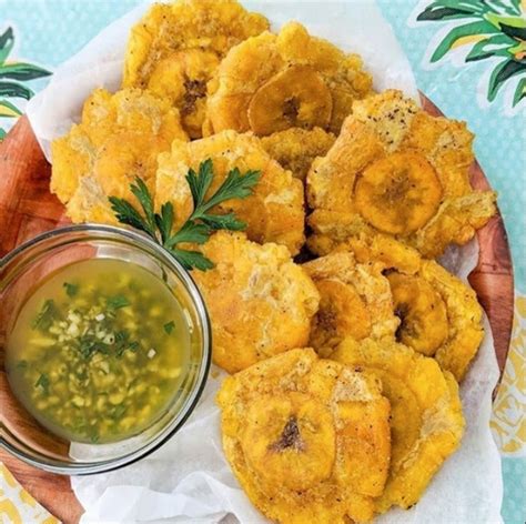 foto de longanizas dorándose en una sartén con tostones de acompañamiento
