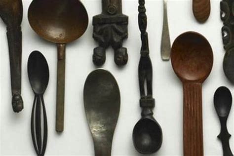 Esquema histórico que muestra la evolución de la cuchara, desde sus orígenes en Mesopotamia hasta su uso actual en la cocina contemporánea.
