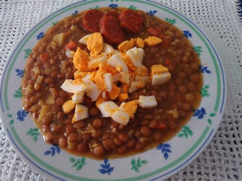 Plato de lentejas caseras con huevo cocido