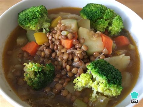 Plato de lentejas veganas con verduras