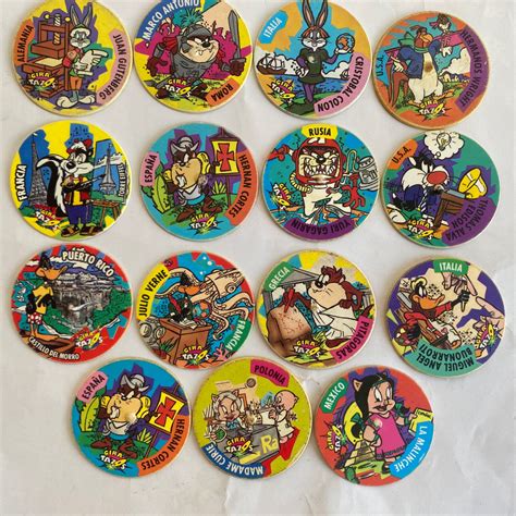 Esquema visual que muestra la evolución de los tazos, desde los primeros modelos de plástico hasta las versiones metálicas y lenticulares.
